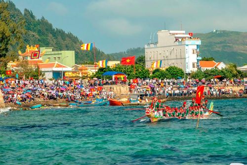 Quảng Ngãi: Đặc sắc Lễ hội đua thuyền Tứ linh ở đảo Lý Sơn
