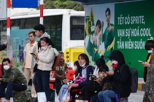 Bến xe tấp nập người quay trở lại Thủ đô sau kỳ nghỉ Tết
