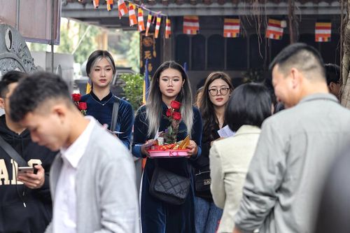 Giới trẻ 'độc thân' nô nức đến chùa Hà cầu tình duyên trong ngày Valentine