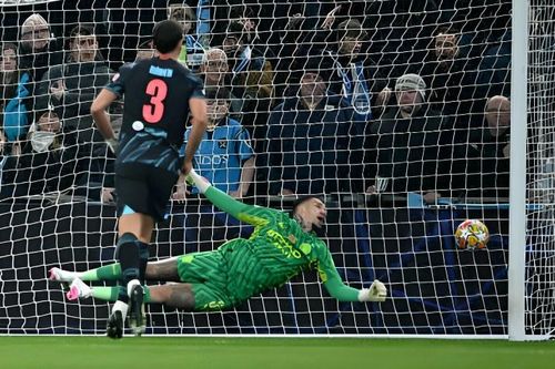 Ederson mắc sai lầm tại Champions League