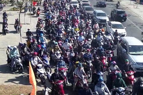 Trạm thu phí BOT cầu Rạch Miễu 4 lần xả trạm để tránh kẹt xe kéo dài