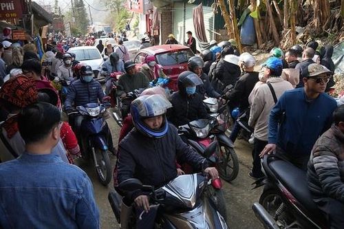 Tắc đường vào bản Cát Cát ở Sa Pa