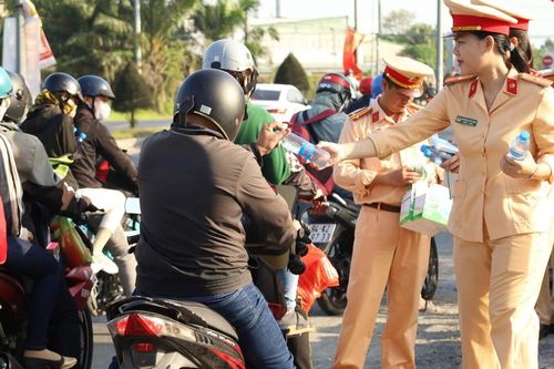 CSGT tiếp sức người dân trở lại thành phố sau Tết