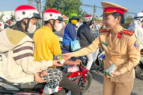 Cảnh sát giao thông Vĩnh Long tặng nước và sữa cho người đi đường