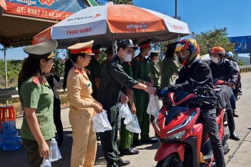 Công an Đắk Nông tiếp tục đồng hành cùng người dân sau kỳ nghỉ tết trở về nơi làm việc an toàn