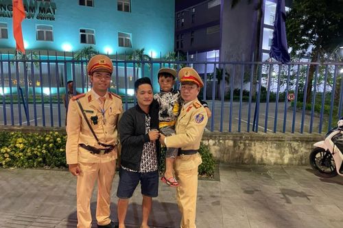 CSGT TP Huế giúp cháu bé đi lạc tìm lại người thân