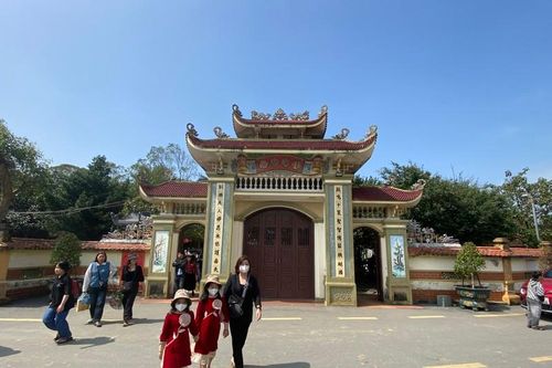 Nườm nượp du khách về Đền thờ Chế thắng phu nhân Nguyễn Thị Bích Châu