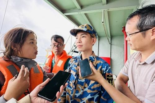 Người làm báo với hải trình mang mùa xuân đến các nhà giàn DK1