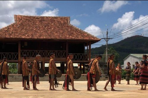 Giữa đại ngàn, người B'râu chộn rộn đón xuân