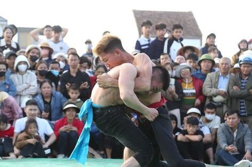 Hàng nghìn người chen chân xem trai làng đấu vật