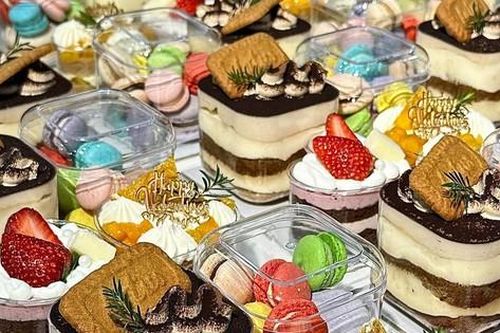 Bánh ngọt, socola, hoa hồng Valentine: Mẫu mã bắt mắt, giá từ vài trăm đến cả chục triệu đồng