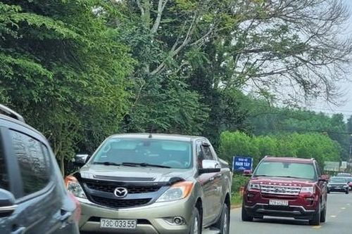 Xe cộ nườm nượp trên đường Hồ Chí Minh