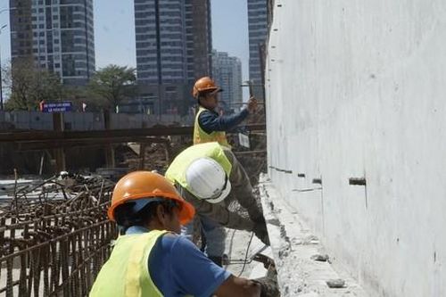 Công nhân đội nắng, thi công xuyên Tết ở dự án nút giao thông hơn 3.400 tỷ đồng