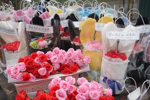 Hoa hồng, gấu bông, socola xuống phố Hà Nội ngày Valentine