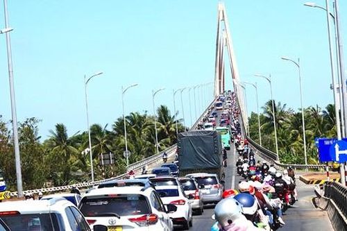 Mùng 5 Tết, phương tiện 'rồng rắn' qua cầu Rạch Miễu