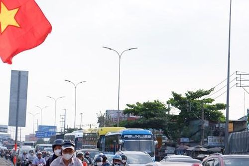 Người dân quay lại TPHCM sau kỳ nghỉ Tết, phà Cát Lái ùn ứ 2 km