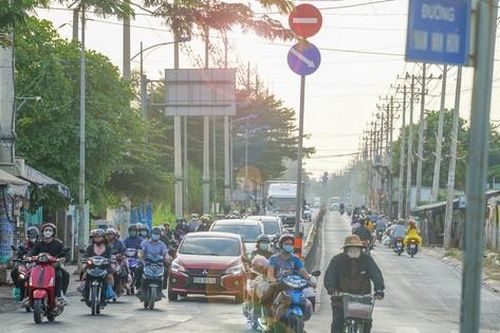 Hình ảnh khác biệt giữa 2 làn xe khi người dân quay lại TPHCM