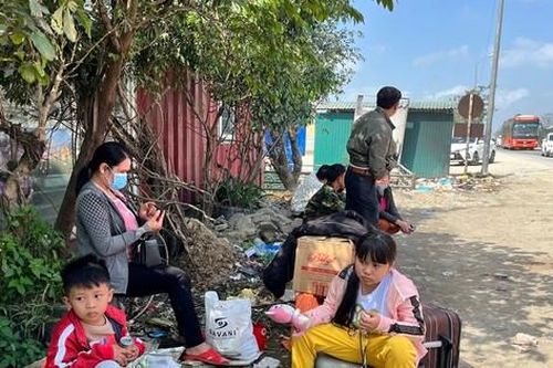 Vật vã đón xe rời quê hương sau Tết
