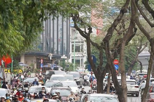 Áp lực giao thông nội đô tăng cao trong chiều tối mùng 5 Tết