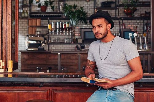 Đọc sách cùng người lạ trong quán bar