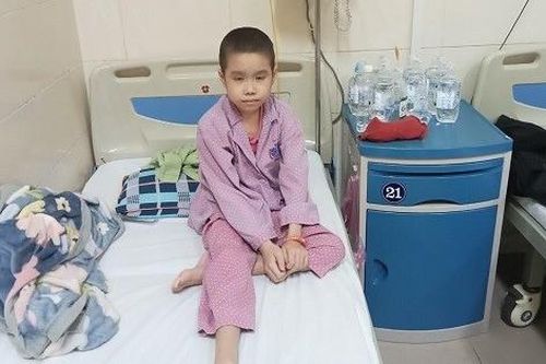 Trao hơn 71 triệu đồng đến bé Lương Thúy Hạnh bị ung thư xương