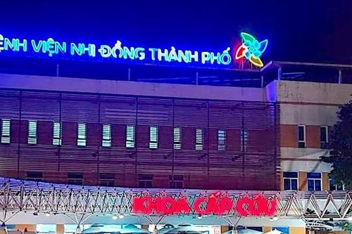 Mất bàn tay trái vì nhà hàng xóm đốt pháo