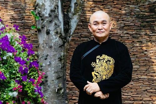 Xuân Hinh đón Tết ở biệt thủ 5.000m2, xây dựng từ ngói và gạch thất cổ