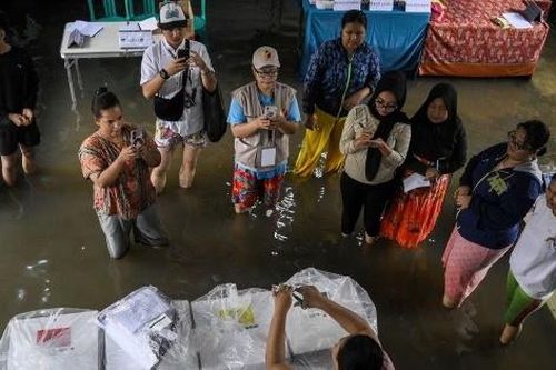 Người dân Indonesia lội nước đi bầu cử trong ngày Valentine