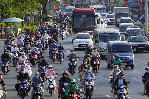Người dân trở lại TP.HCM sau kỳ nghỉ Tết, các tuyến cửa ngõ vẫn thông thoáng
