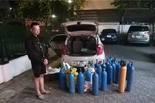 Bị tóm gọn khi vận chuyển hàng chục bình khí cười đi tiêu thụ ngày Tết