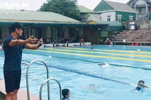 Cựu vận động viên Nghệ An tâm huyết với dạy bơi