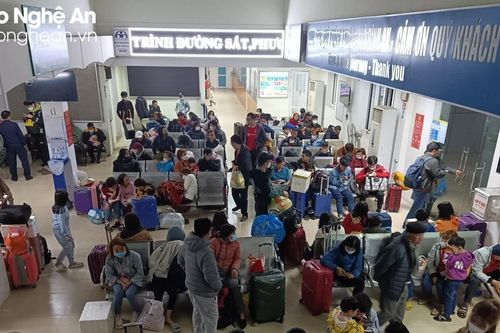 Người dân Nghệ An ùn ùn rời quê sau kỳ nghỉ Tết