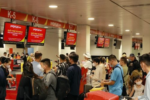 Sân bay Tân Sơn Nhất 'lập đỉnh' về hành khách dịp Tết Nguyên đán 2024