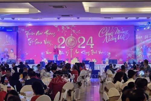 Mừng 'Xuân Quê hương, Tết sum vầy' trên đất nước Chùa Vàng