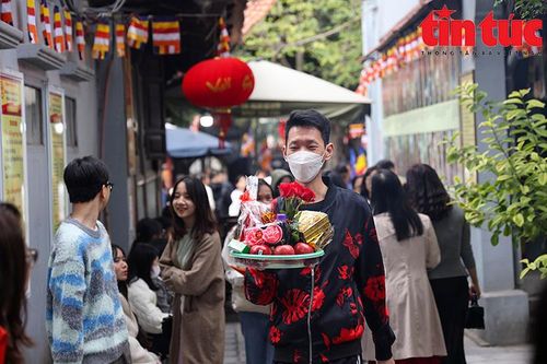 Giới trẻ nô nức đi chùa Hà cầu duyên trong ngày Lễ Tình nhân