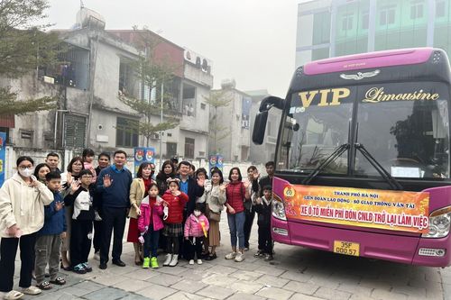 Xe công đoàn đón công nhân trở lại Hà Nội làm việc sau Tết