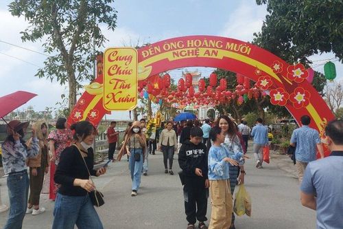 Hơn 30 nghìn du khách đến đền Ông Hoàng Mười cầu an trong dịp Tết