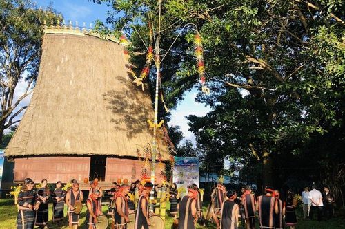 Ngôi làng trăm tuổi giữa lòng phố núi