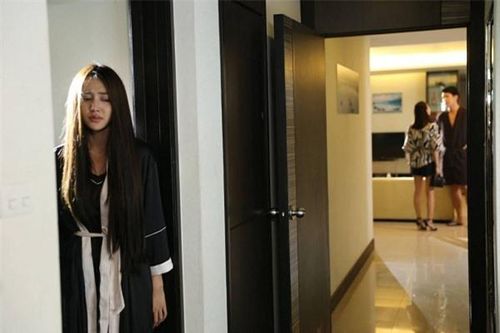 Đi làm về muộn, tôi ngỡ ngàng khi thấy vợ cũ của chồng, càng căm hận hơn với những lời đề nghị 'hoang đường' của anh