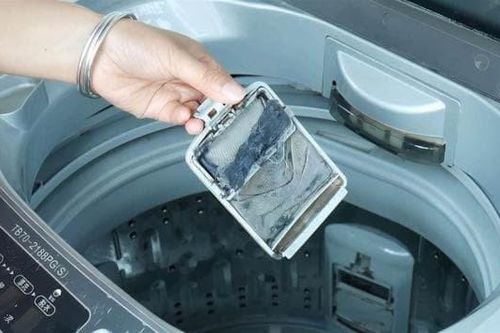Máy giặt 3 tháng không vệ sinh còn 'bẩn hơn bồn cầu'? Đổ 1 bát nước tẩy rửa tự chế để làm sạch hoàn toàn vết bẩn