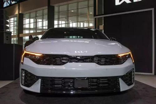 Kia K5 2025 ra mắt: Thêm nhiều trang bị và tính năng, cạnh tranh Toyota Camry