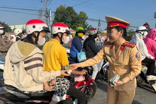 Cảnh sát giao thông 'tiếp sức' cho người dân miền Tây rời quê trở về nơi làm việc