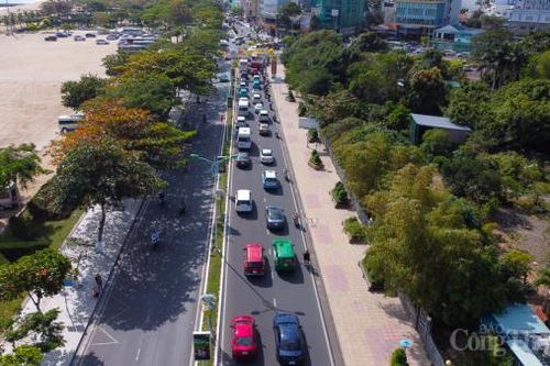 Dòng xe 'nối đuôi nhau' đến các điểm du lịch ở Nha Trang