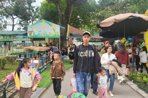 Công viên Thủ Lệ đông nghịt người ngày cuối kỳ nghỉ Tết Nguyên đán