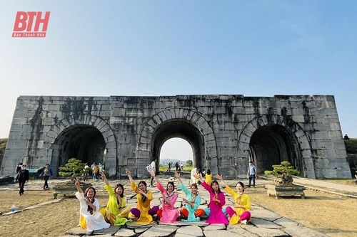 Đông đảo du khách tham quan Thành nhà Hồ dịp đầu năm mới