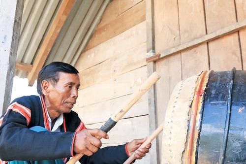 Người múa trống ở buôn Mlăh