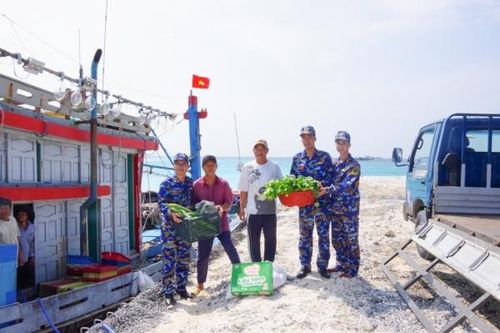Đảo Sơn Ca hỗ trợ lương thực, thực phẩm cho ngư dân