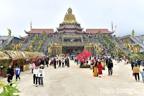 Hàng chục nghìn du khách đi lễ, vãn cảnh tại Thiền viện Trúc lâm Chính Pháp Tuyên Quang