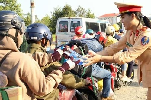 CSGT phát khăn lạnh, nước suối miễn phí tặng người dân