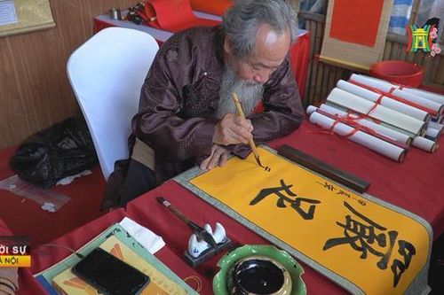 Hàng nghìn người đổ về Văn Miếu tham gia Hội chữ Xuân